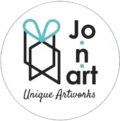 jo.n.art logo με κυκλικό περίγραμμα και κομμένο περιθώριο